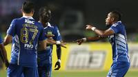 Ekspresi pemain Persib, Zulham Malik Zamrun, setelah mencetak gol kedua Persib ke gawang Pusamania Borneo FC dalam laga leg kedua perempatfinal Piala Presiden 2015 di Stadion Si Jalak Harupat, Bandung, Sabtu (26/9/2015). (Bola.com/Arief Bagus)