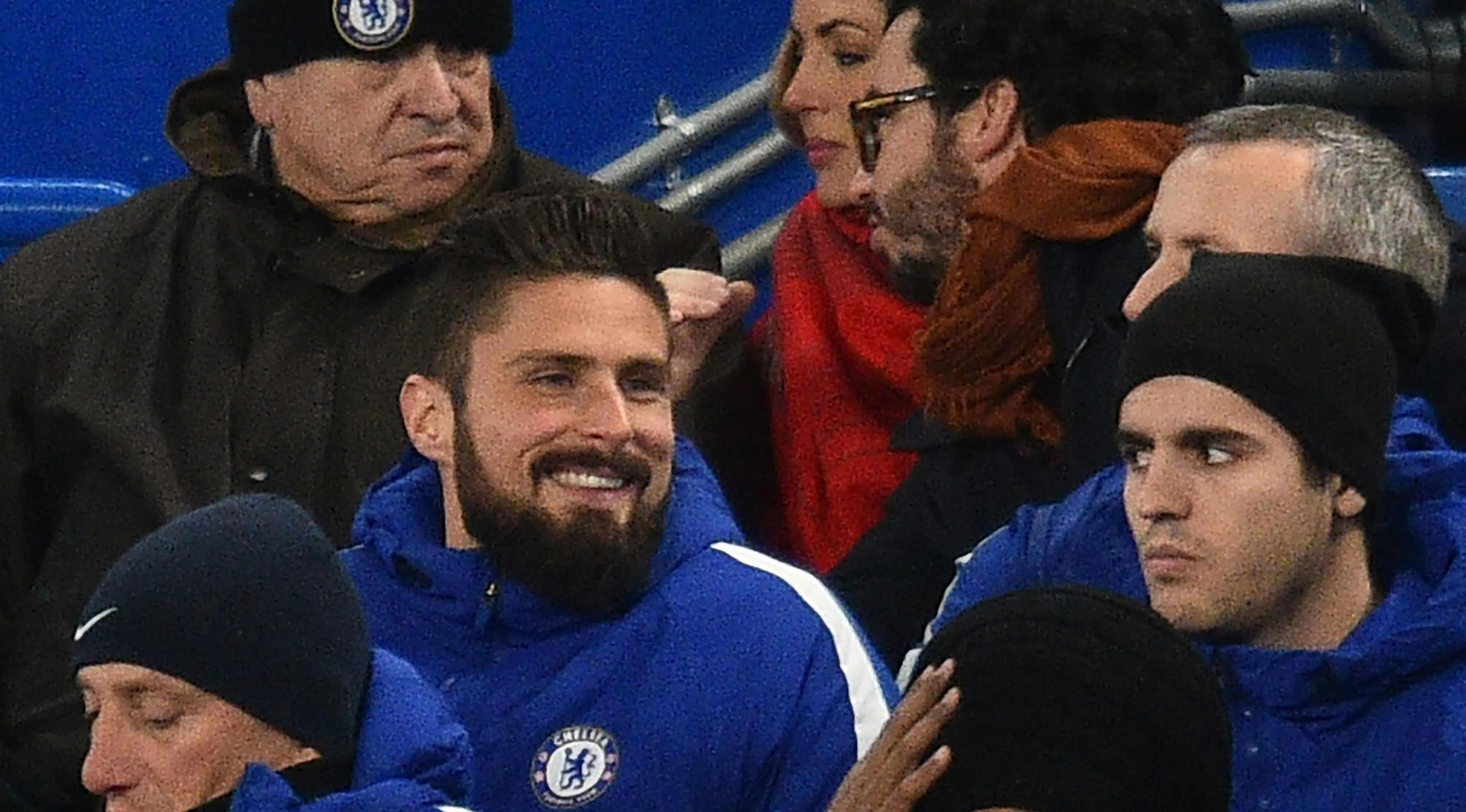 Penyerang baru Chelsea, Olivier Giroud dan Alvaro Morata saat menyaksikan pertandingan melawan Bournemouth di Stamford Bridge di London, (31/1). Giroud akan akan mengenakan baju nomor 18. (AFP Photo/Glyn Kirk)