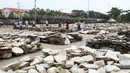 Hamparan batu giok dalam bentuk bongkahan yang ditampilkan selama Gems Emporium di Naypyitaw, Myanmar, Selasa (13/11). Acara tahunan tersebut dimulai pada Senin dan akan berlangsung hingga 17 November 2018. (AP/Aung Shine Oo)
