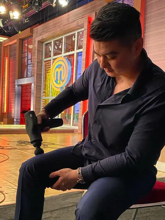 Bahkan, saat menjadi juri di ajang MasterChef Indonesia, Chef Arnold juga beberapa kali terlihat menggunakan busana serba hitam. Penampilannya saat menjadi juri ini pun sering kali curi perhatian netizen. (Liputan6.com/IG/@arnoldpo)