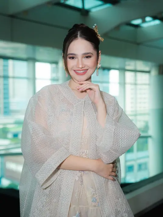 Dia menata rambutnya rapi dan menambahkan headpiece manis dari Tulola [@syifahadju].