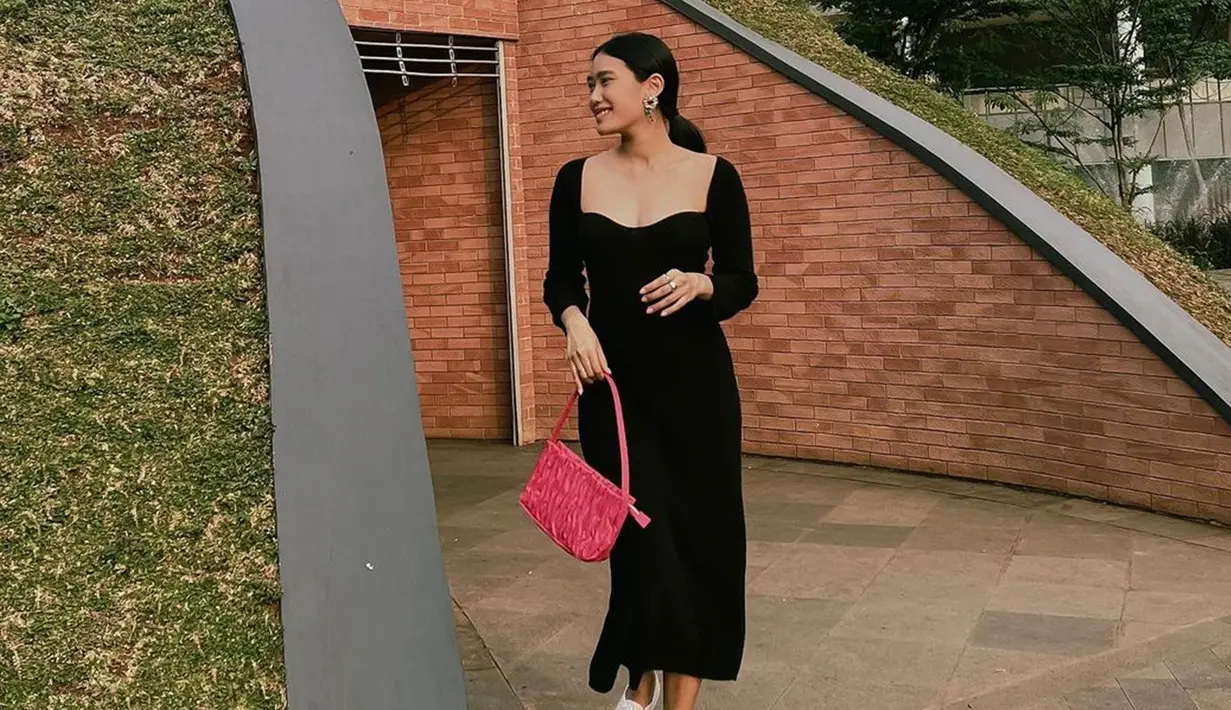 Alika Islamadina tampil begitu elegan dengan sebuah dress berwarna hitam. Dirinya memilih memadukan penampilannya dengan hand bag berwarna pink serta sneakers putih. (Liputan6.com/IG/@alikaislamadina)