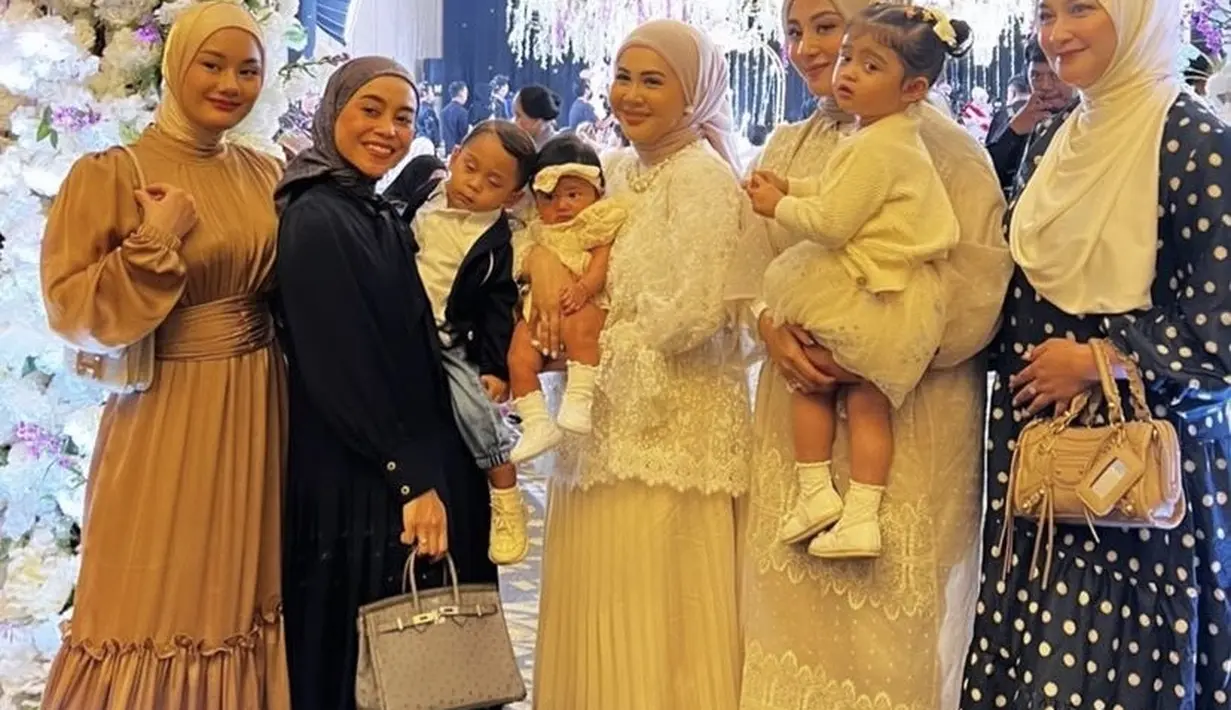 Dinda Hauw mengenakan dress coklat flowy, dengan detail ruffle di bagian bawah. Ia pun mengenakan kerudung warna serasi. [@dindahw]