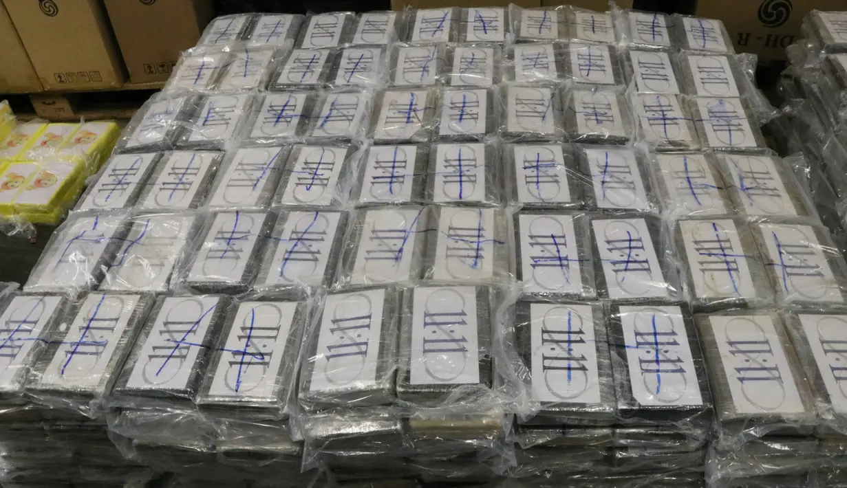 Barang bukti kokain ditunjukkan di Hamburg, Jerman (2/8/2019). Bea Cukai Hamburg berhasil menyita 4,5 ton kokain yang terbesar di negara itu, dengan perkiraan harga senilai satu miliar euro (US $ 1,1 miliar). (Hamburg Customs Investigation Office/AFP)