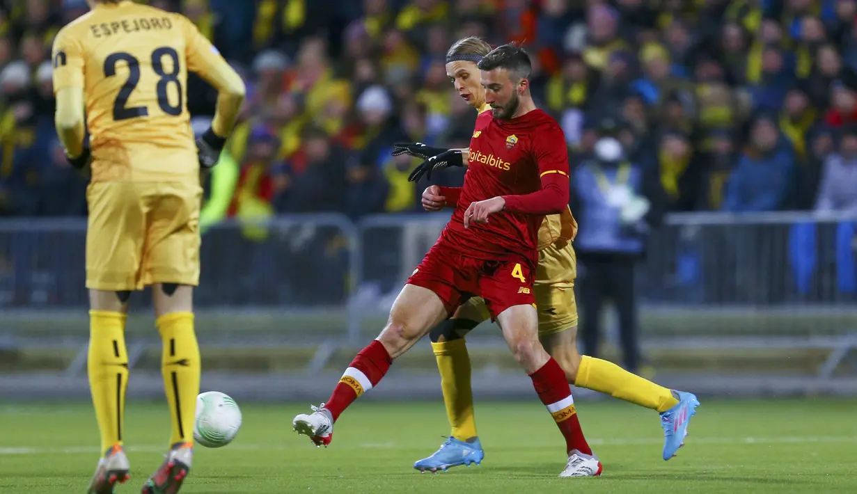 Gelandang AS Roma Bryan Christante (kanan) berebut bola dengan gelandang Bodo/Glimt Ulrik Saltnes pada leg pertama perempat final UEFA Europa Conference League di Aspmyra Stadion, Jumat (8/4/2022) dini hari WIB. Bodo/Glimt sukses mengalahkan AS Roma dengan skor 2-1. (Mats Torbergsen/NTB/AFP)