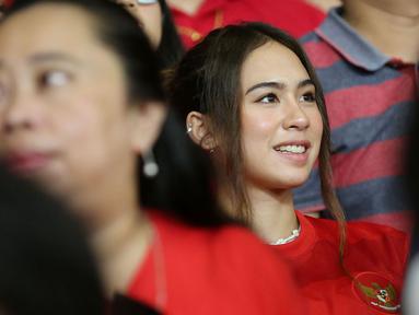 Suporter wanita saat menyaksikan laga Timnas Indonesia vs Argentina pada laga FIFA Matchday 2023 di Stadion Utama Gelora Bung Karno, Jakarta, Senin (19/6/2023). (Bola.com/Muhammad Iqbal Ichsan)