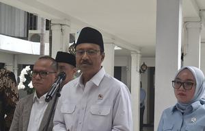 Menteri Sosial (Mensos) Saifullah Yusuf (Gus Ipul) di Kantor Kementerian Koordinator Pemberdayaan Masyarakat (Kemenko PM), Jakarta Pusat, Rabu (7/1/2026) (Liputan6.com/Winda Nelfira)