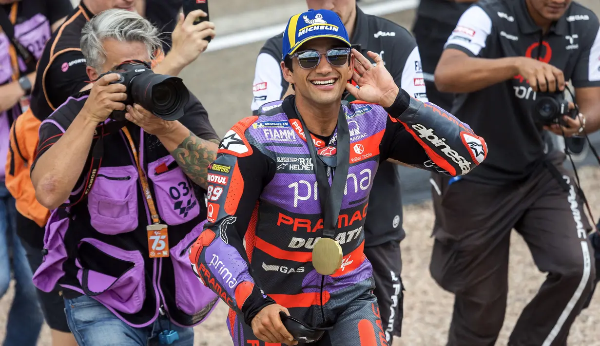 Pembalap Prima Pramac Ducati, Jorge Martin melakukan selebrasi setelah memenangi balapan Sprint Race MotoGP Jerman 2024 di arena balap Sachsenring, Hohenstein-Ernstthal, pada 6 Juli 2024. (Radek Mica/AFP)