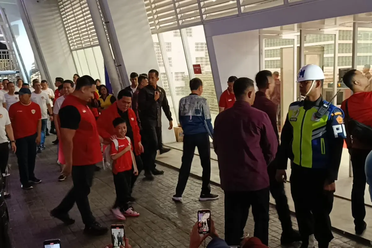 Presiden Joko Widodo (Jokowi) menonton langsung laga pertandingan Kualifikasi Piala Dunia 2026 antara Timnas Indonesia melawan Australia di Stadion Utama Gelora Bung Karno (GBK) Jakarta, Selasa (10/9/2024). Jokowi membawa dua cucunya.