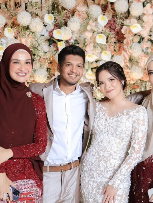 Zaskia dan Shireen hadir di resepsi pernikahan sang Adik, Yusuf dan Dhea. Diketahui ini merupakan pernikahan kedua untuk sang adik. [@shireensungkar/@zaskiasungkar15]