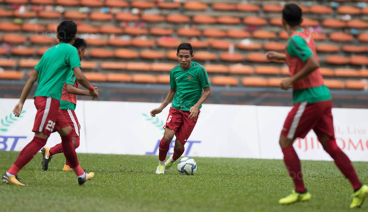 Gelandang Timnas Indonesia, Evan Dimas, melakukan latihan jelang laga melawan Kamboja  di Stadion Shah Alam, Selangor, Kamis, (24/8/2017). Indonesia akan menjalani laga penentuan melawan Kamboja. (Bola.com/Vitalis Yogi Trisna)