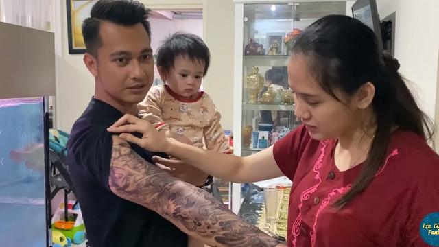 7 Potret Eza Gionino dengan Lengan Bertato, Bikin Istri Marah
