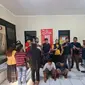 Polisi menangkap komplotan pencuri emas di Kabupaten Tangerang. Aksi emak-emak menggasak emas 48 gram dan kabur naik mobil Pajero itu sempat viral di media sosial. (Liputan6.com/Pramita Tristiawati) 