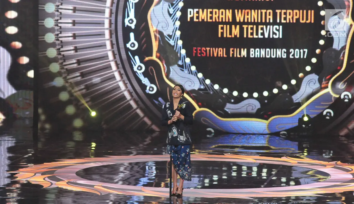 Aktris Tyas Mirasih menerima penghargaan Pemeran Wanita Terpuji Film Televisi dalam ajang Festival Film Bandung 2017 di studio 6 Emtek, Jakarta (22/10). (Liputan6.com/Helmi Afandi)