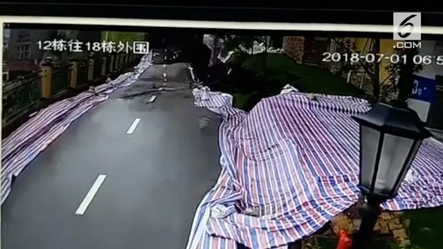 Jalanan sepanjang 50 meter di China ambruk disebabkan hujan badai yang terus mengguyur.