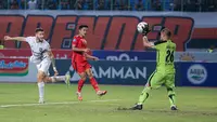 Kiper Persija Jakarta, Andritany Ardhiyasa (kanan) saat menghalau bola tandukan pemain Borneo FC, Felipe Cadenazzi (kiri) dalam pertandingan pekan ketujuh BRI Liga 1 2023/2024 yang berlangsung di Stadion Patriot Candrabhaga, Bekasi, Rabu (9/8/2023). (Bola.com/Bagaskara Lazuardi)