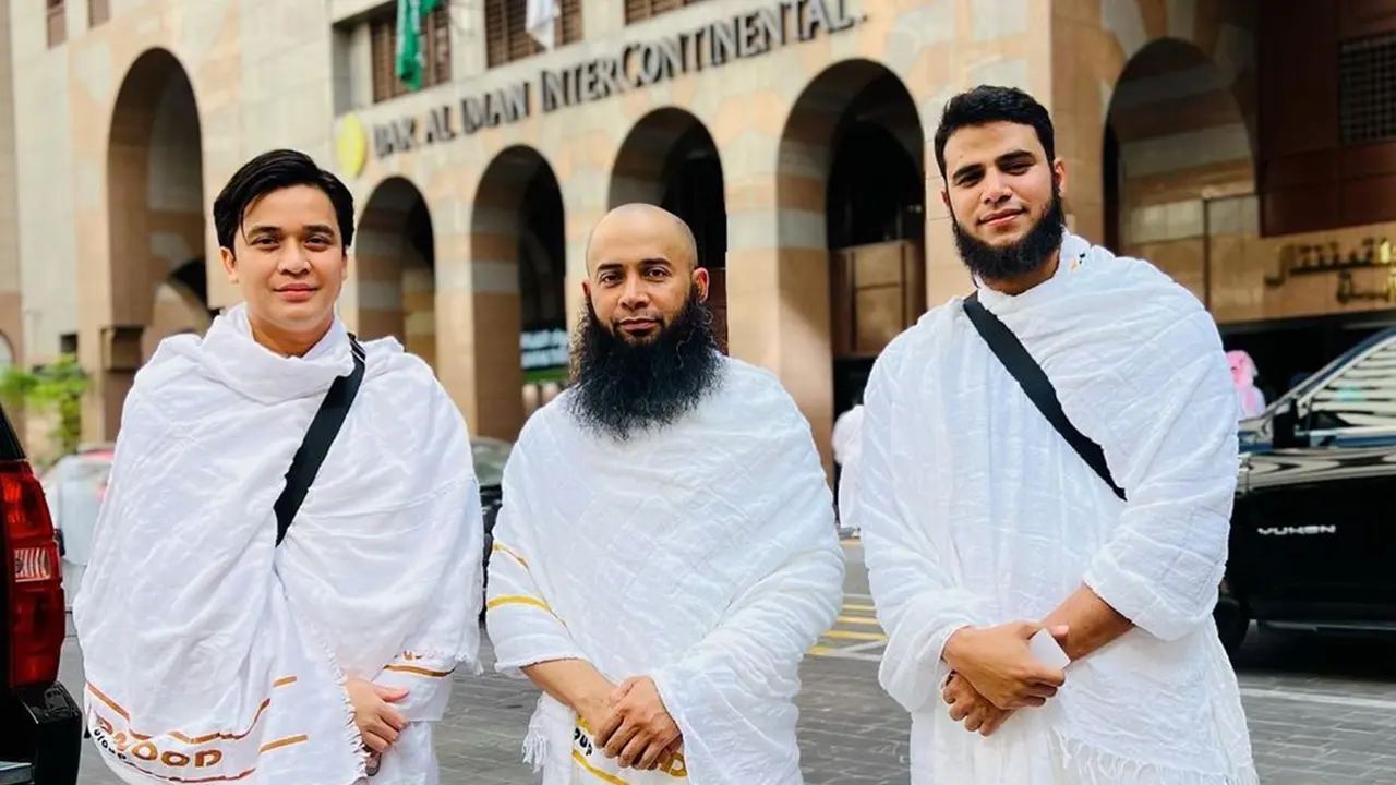 5 Potret Billy Syahputra Tampil Plontos saat Jalani Umrah Ini Curi Perhatian