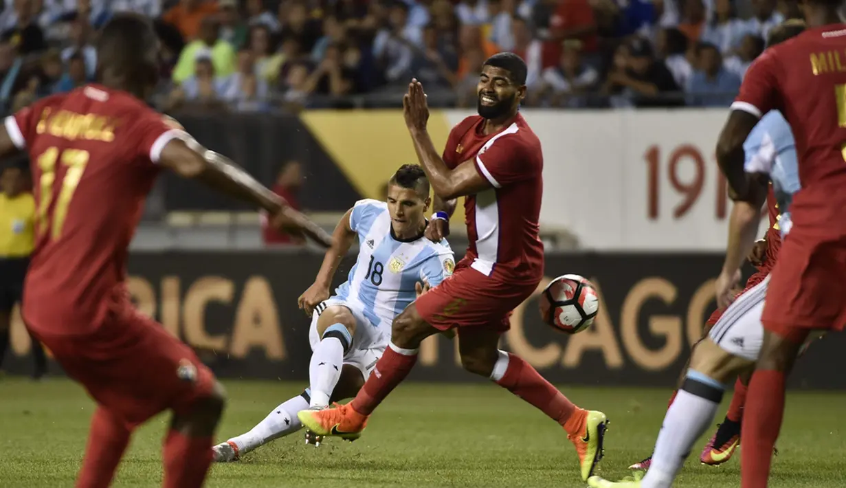Pemain Argentina, Erik Lamela, melakukan tembakan ke arah gawang Panama pada laga Grup D Copa America Centenario 2016, di Stadion Soldier Field, Chicago, Amerika Serikat, Sabtu (11/6/2016). (AFP/Omar Torres)