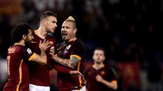 Pemain AS Roma menyambut gol yang dicetak Edin Dzeko ke gawang Palermo dalam lanjutan Serie A Italia di Stadion Olimpico, Roma, Senin (22/2/2016) dini hari WIB. (AFP/Filippo Monteforte)