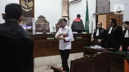 Terdakwa kasus obstruction of justice atau upaya untuk menghalang-halangi suatu proses hukum pada kasus pembunuhan Brigadir Nofriansyah Yosua Hutabarat atau Brigadir J, Hendra Kurniawan saat menjalani sidang lanjutan dengan agenda pembacaan tuntutan oleh Jaksa Penuntut Umum di Pengadilan Negeri Jakarta Selatan, Jumat (27/1/2023). Mantan Karo Paminal Propam Polri tersebut dituntut 3 tahun penjara denda Rp 20 juta subsider 3 bulan kurungan penjara. (Liputan6.com/Johan Tallo)