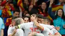 Pemain timnas Spanyol merayakan gol kedua yang diciptakan Isco Alarcon saat pertandingan persahabatan melawan Argentina di stadion Wanda Metropolitano di Madrid (27/3). (AP Photo / Paul White)