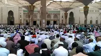 Ratusan ribu Jemaah memadati Masjid Nabawi. (Liputan6.com/Wawan Isab Rubiyanto)