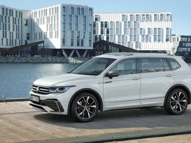 Volkswagen Tiguan merupakan mobil dari Volkswagen yang berada pada segmen SUV Compact. Mobil lima pintu ini memiliki desain keseluruhan yang keren dan kekinian sehingga relevan jika digunakan pada zaman sekarang. Selain itu mobil ini tersedia tiga pilihan mesin yaitu bensin, diesel, dan hybrid. Selain mesin, mobil ini juga tersedia empat varian transmisi yaitu manual 6 percepatan, Direct Shift Gearbox 6 percepatan dan 7 percepatan, dan matic 8 percepatan. (Source: auto-data.net)
