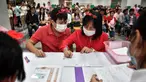 Sepasang suami istri mendaftarkan surat nikah mereka pada Hari Valentine di Bang Rak atau Distrik Cinta di Bangkok, Thailand, Jumat (14/2/2020). Banyak pasangan menikah di Distrik Cinta karena mereka percaya akan membawa keberuntungan dan cinta yang tahan lama. (Lillian SUWANRUMPHA/AFP)