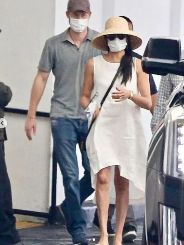 Mundur dari Kerajaan, Meghan Markle Bebas Kenakan Gaun Linen Tanpa Lengan Saat di Luar Rumah