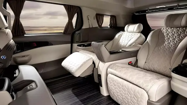 Kabin Carnival Hi Limousine 2026 hadir dengan kursi pijat, layar 21,5 inci, hingga lampu ambient mewah. (Carscoops)