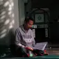 Umat Islam bertadarus Al-Quran di Masjid Raya Al-Azhom, Kota Tangerang, Senin (18/42022). Umat Islam memanfaatkan waktu untuk memperbanyak ibadah dengan membaca dan mengkhatamkan Al-Quran untuk meningkatkan amal ibadah pada bulan Ramadhan. (Liputan6.com/Angga Yuniar)