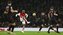 Pemain Arsenal Alexandre Lacazette (tengah) menendang bola saat melawan Southampton pada pertandingan sepak bola Liga Inggris di Emirates Stadium, London, Inggris, 11 Desember 2021. Arsenal menang 3-0. (AP Photo/Ian Walton)