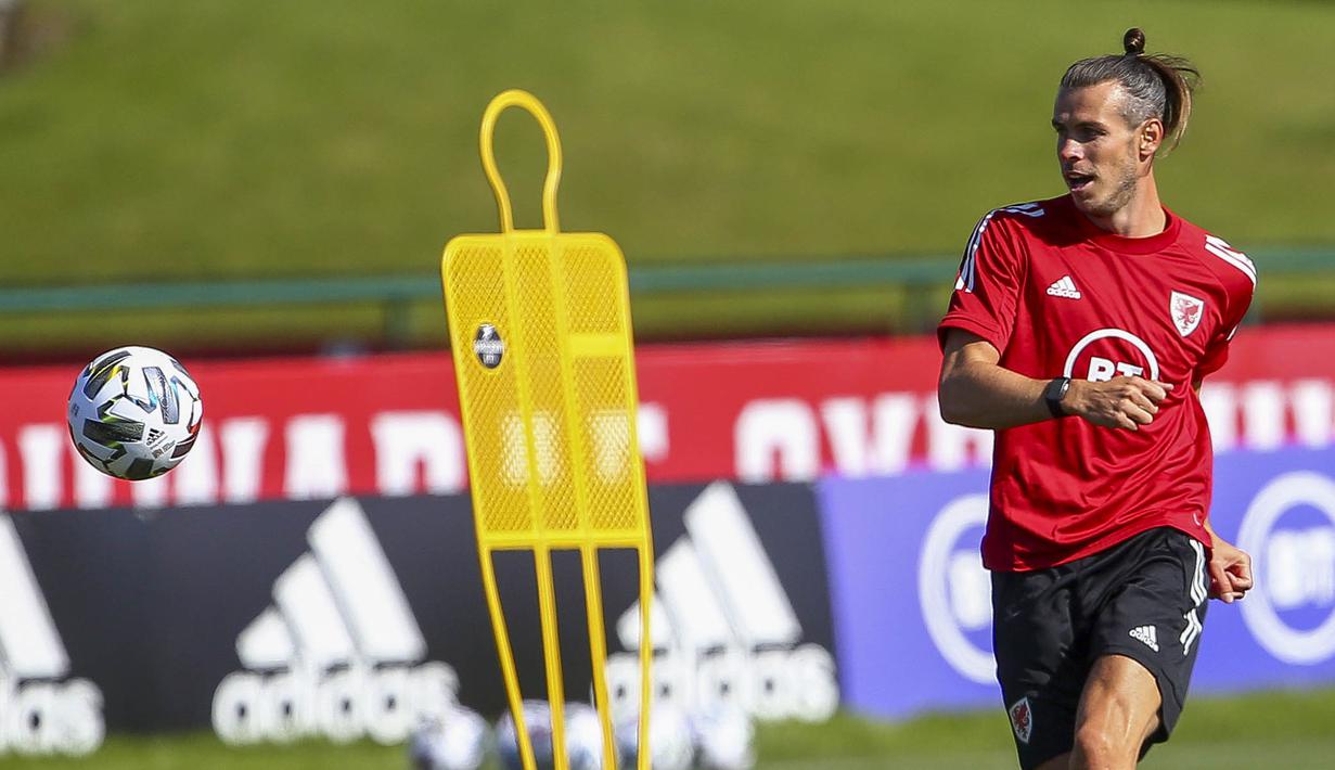 Pemain Timnas Wales, Gareth Bale, saat mengikuti latihan jelang laga UEFA Nations League di Hensol, South Wales, Senin (31/8/2020). Wales akan berhadapan dengan Finlandia. (AFP/Geoff Caddick)