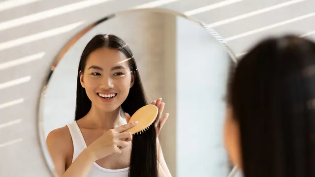 Tips Melindungi Rambut Panjang dari Kusut dan Rontok Saat Tidur di Malam Hari