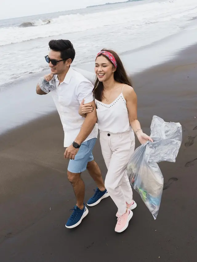Bak Pengantin Baru, Ini 7 Potret Nana Mirdad dan Andrew White yang Selalu Mesra