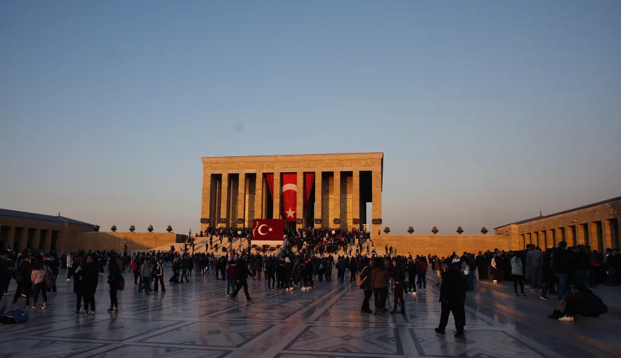 Ribuan orang mengunjungi makam bapak pendiri Turki Mustafa Kemal Ataturk pada peringatan 84 tahun kematiannya di Ankara, Turki, 10 November 2022. Mustafa Kemal Ataturk yang lahir pada 19 Mei 1881 dan meninggal pada 10 November 1938 merupakan pendiri dan presiden pertama Republik Turki. (AP Photo/Burhan Ozbilici)