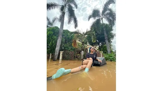 6 Pesona Soraya Rasyid, Presenter yang Bergaya Bak Model saat Banjir