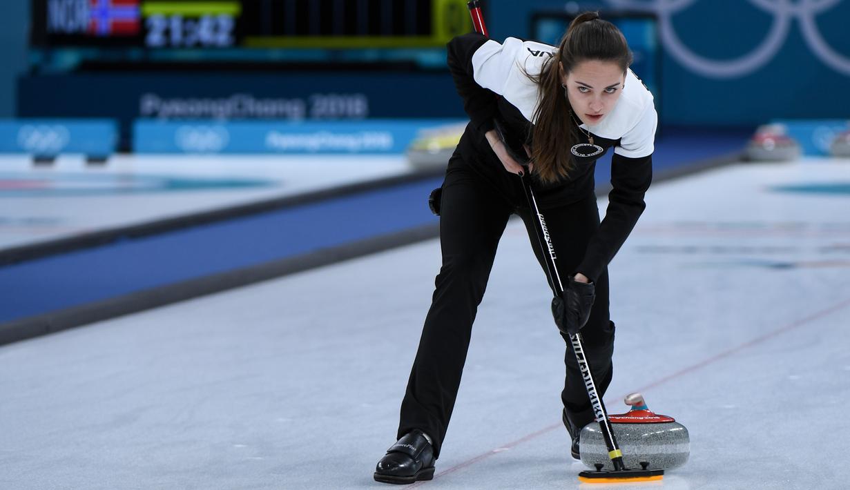 Atlet Curling dari Rusia Anastasia Bryzgalova saat berlaga dalam Olimpiade Musim Dingin 2018 di Gangneung, Korea Selatan (13/2). (AFP Photo / Wang Zhao)