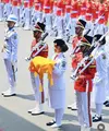 Bak Cinderella, sepatu Lilly tiba-tiba copot usai membawa bendera ke tengah lapangan dan hendak menghadap Presiden Jokowi. Alhasil ia menghadap Jokowi dengan membawa baki tanpa sepatu di kaki kirinya. Ia pun harus berjalan kembali mengelilingi lapangan upacara tanpa sepatu, namun ia profesional tetap bersikap tenang. [Instagram/Jokowi]