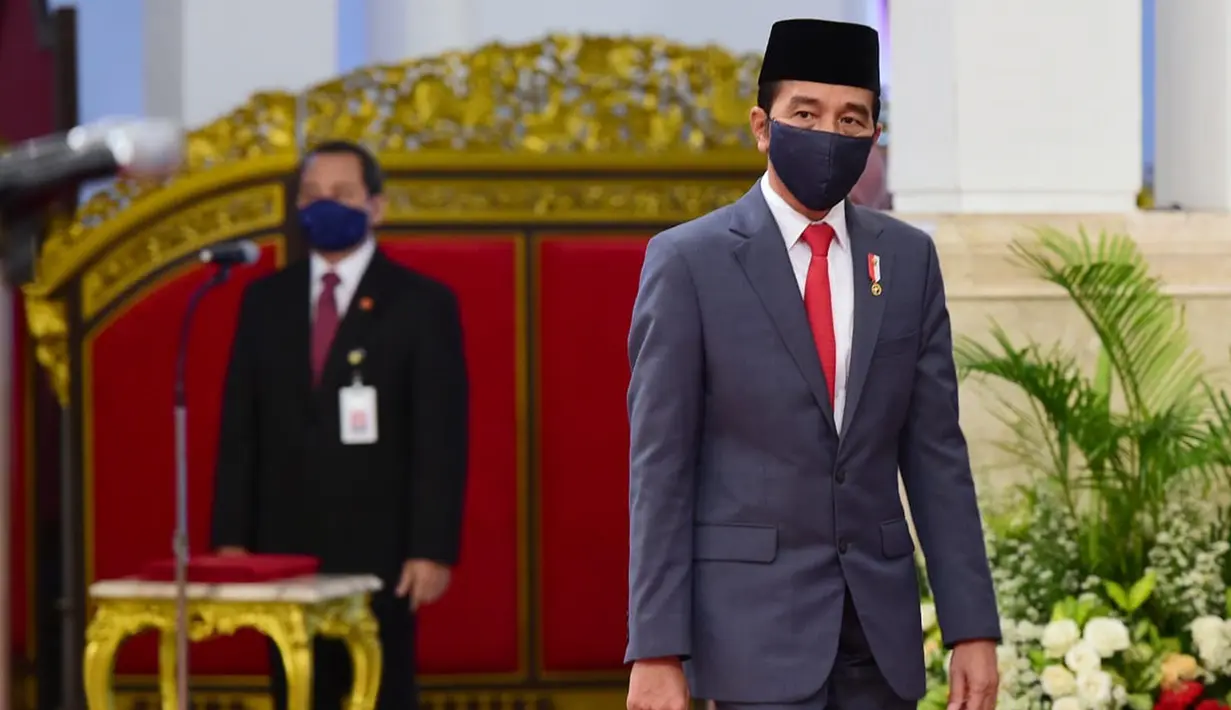 Presiden Joko Widodo bersiap melantik Wakil Gubernur DKI Jakarta Ahmad Riza Patria di Istana Negara, Jakarta, Rabu (15/4/2020). Riza dilantik berdasarkan Keppres Nomor 40/P Tahun 2020 tentang Pengesahan Pengangkatan Wagub DKI Jakarta sisa masa jabatan 2017-2022. (Biro Pers Kepresidenan)