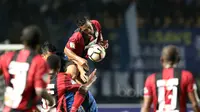 Aksi pemain Persipura Jayapura, Addison Oliveira saat berduel dengan pemain Persib Bandung pada lanjutan Liga 12017 di Stadion GBLA, Bandung, Minggu (7/5/2017). Persib menang 1-0. (Bola.com/Nicklas Hanoatubun)