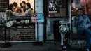 Seorang pria mengisap shisha di daerah Asakusa di Tokyo (1/12). Asakusa adalah sebuah daerah di Taito, Tokyo, Jepang. (AFP Photo/Martin Bureau)