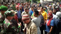 Perwakilan PKL Bandung bermediasi dengan Kepala Satpol PP Kota Bandung Eddy Marwoto. (Liputan6.com/Aditya Prakasa)