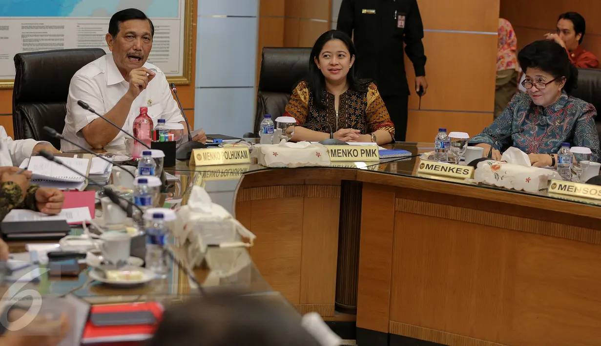 Menko Polhukam Luhut Pandjaitan (kiri) didampingi Menko PMK Puan Maharahani memimpin rapat koordinasi tingkat menteri di Kantor Kemenko Polhukam, Jakarta, Selasa (3/11). Rapat tersebut terkait evaluasi penanganan kabut asap. (Liputan6.com/Faizal Fanani)