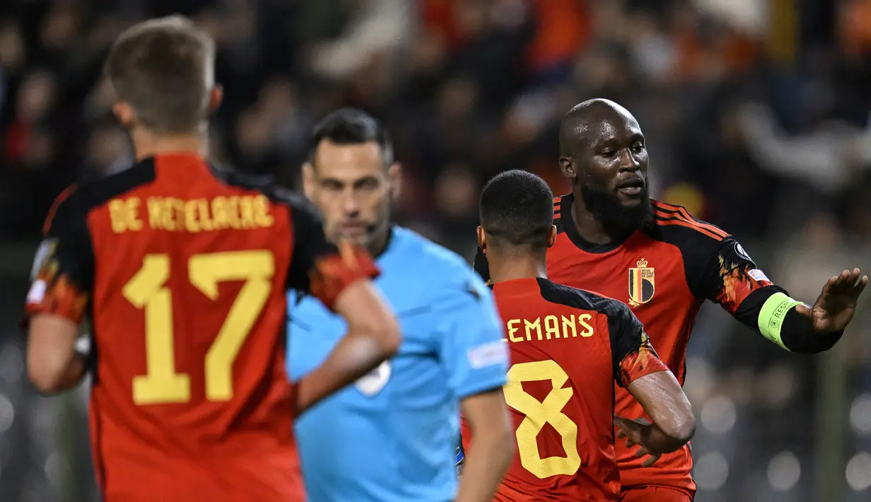Hingga pertandingan dihentikan saat berakhirnya babak pertama skor sama kuat 1-1. Timnas Swedia unggul terlebih dahulu pada menit ke-15 lewat gol Viktor Gyokeres. Sementara gol balasan tuan rumah dicetak Romelu Lukaku melalui eksekusi penalti pada menit ke-31. (AFP/John Thys)