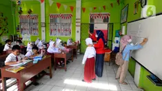 Siswa mengikuti kegiatan belajar mengajar tanpa ada guru yang hadir di SDN Pondok Cina 1, Depok, Jawa Barat, Senin (14/11/2022). Orang tua murid hingga relawan menjadi guru dadakan untuk mengajar siswa dan siswi SDN Pondok Cina 1. (merdeka.com/Arie Basuki)
