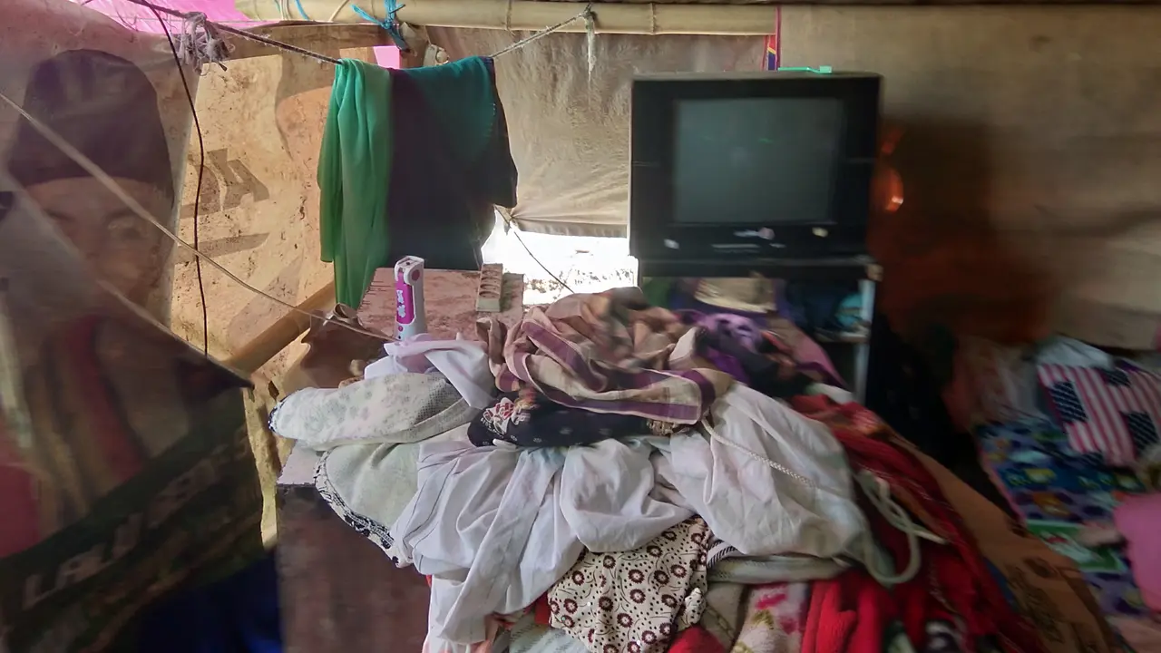 Kondisi sebuah tenda pengungsian di Dusun Jelateng, Lombok, Nusa Tenggara Barat