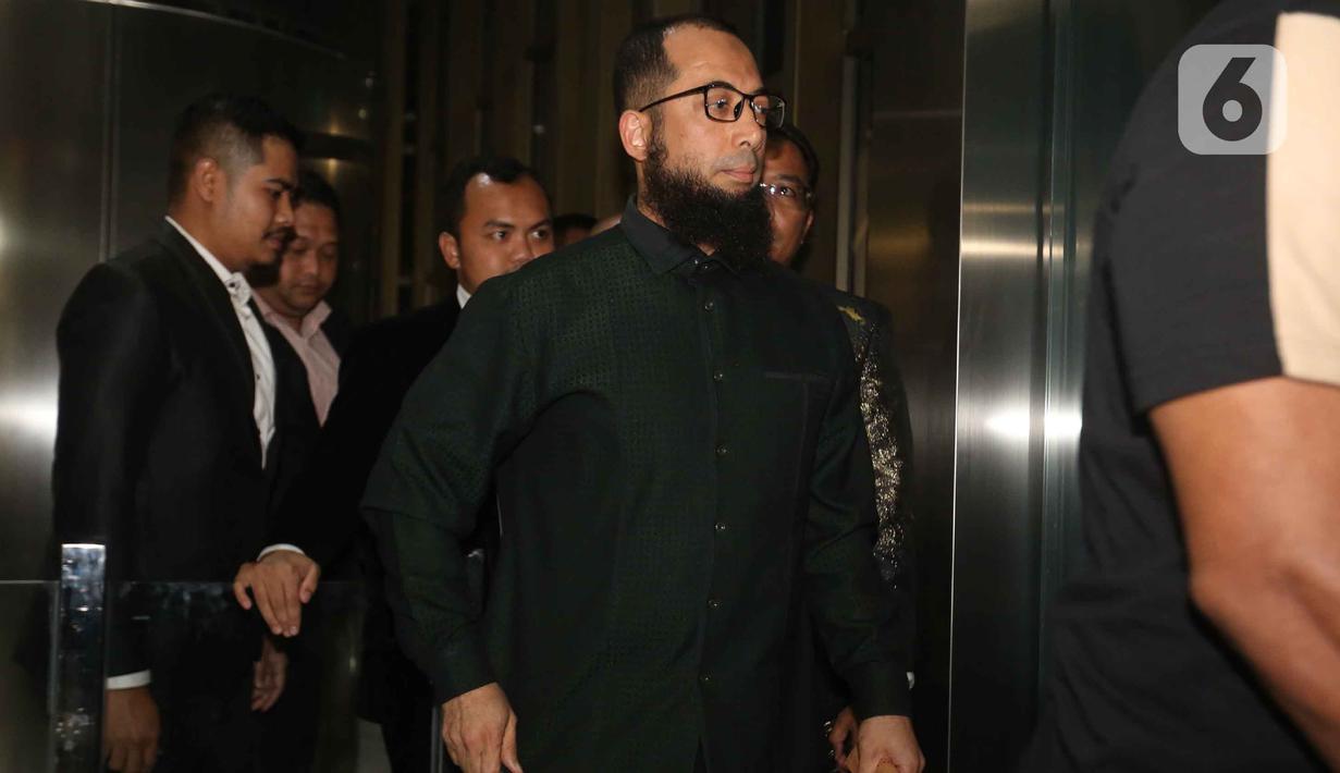 Untuk kasus ini, KPK sudah menetapkan dua orang tersangka, yakni Menteri Agama periode 2020-2024, Yaqut Cholil Qoumas dan Ishfah Abidal Aziz alias Gus Alex selaku staff khusus. Tampak dalam foto, Direktur/Pemilik PT Zahra Oto Mandiri (Uhud Tour) yang juga pendakwah, Khalid Zeed Abdullah Basalamah, usai menjalani pemeriksaan di Gedung Merah Putih Komisi Pemberantasan Korupsi (KPK), Jakarta, Kamis (23/4/2026). (Liputan6.com/Helmi Fithriansyah)