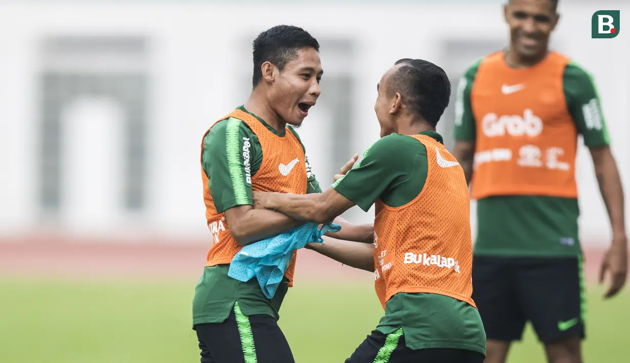Pemain Timnas Indonesia, Evan Dimas, becanda dengan Riko Simanjuntak saat latihan di Stadion Wibawa Mukti, Jawa Barat, Selasa (6/11). Latihan ini merupakan persiapan jelang Piala AFF 2018. (Bola.com/Vitalis Yogi Trisna)
