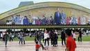 Warga tiba di Stasiun Kereta Brunei Darussalam Sultan Hassanal Bolkiah untuk menyaksikan prosesi Golden Jubilee yang diarak dengan kereta kerajaan Sultan Hassanal Bolkiah dan Ratu Saleha Brunei di Bandar Seri Begawan (5/10). (AFP PHOTO / Roslan Rahman)